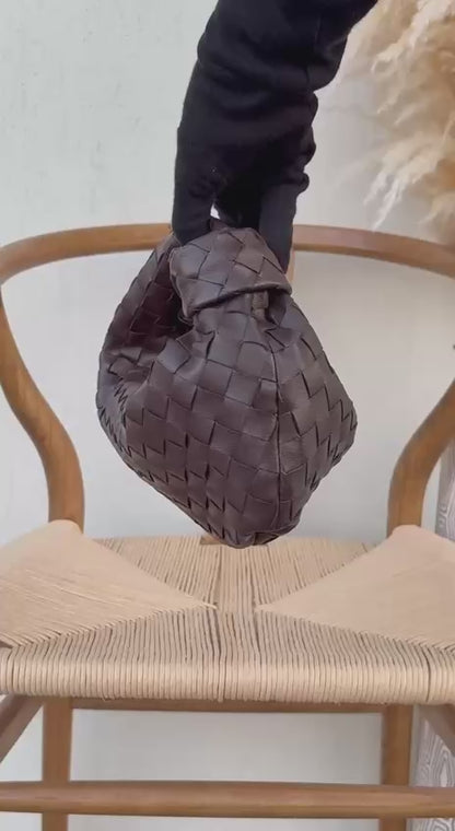 Available again✨✨✨
BOTTEGA VENETA

25cm
350 dhs🇦🇪

Top quality 
With box🎁

Zain167
♥️♥️♥️
