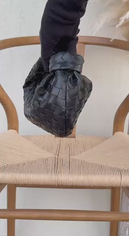 Available again✨✨✨
BOTTEGA VENETA

25cm
350 dhs🇦🇪

Top quality 
With box🎁

Zain167
♥️♥️♥️