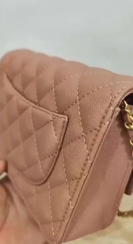 Chanel
80 dhs🪙🖤
high quality 

With box  
🎁🎁🎁

20cm

Zain26
♥️♥️♥️