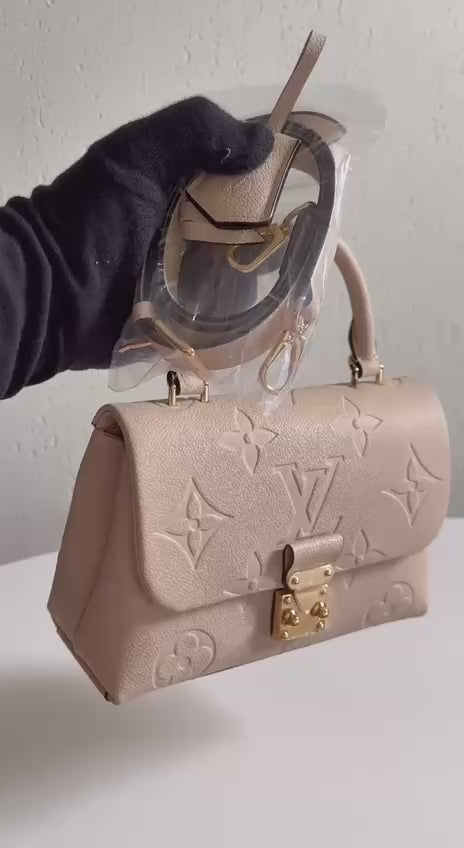 New collection✨✨✨
LV
 22cm
340 dhs🪙🌺
Top quality 
With box🎁

Zain228
♥️♥️♥️
