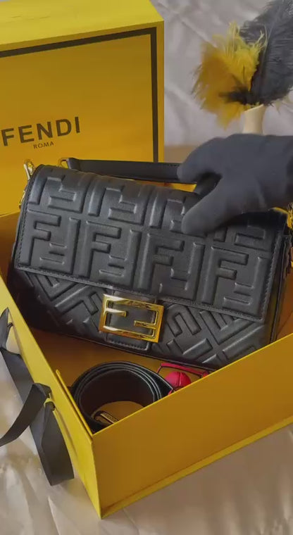 FENDI

20cm
310 dhs🪙🌨️

26cm
330 dhs🪙🌨️

Top quality 
With box🎁

Zain167
♥️♥️♥️