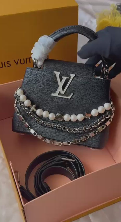 Available Again✨✨✨
LV
21cm
350 dhs🪙💕
Top quality 
With box💝

Zain167
♥️♥️♥️
