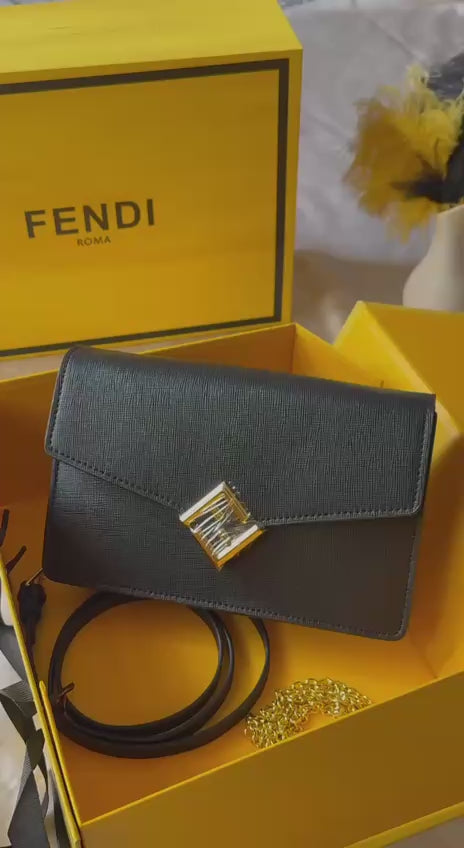 FENDI
21cm
320 dhs🇦🇪
Top quality 
With box🎁

Zain167
♥️♥️♥️