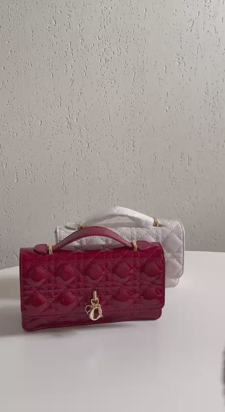 Available Again✨✨✨
DIOR
21cm
330 dhs🪙💚
Top quality 
With box🎁

Zain167
♥️♥️♥️