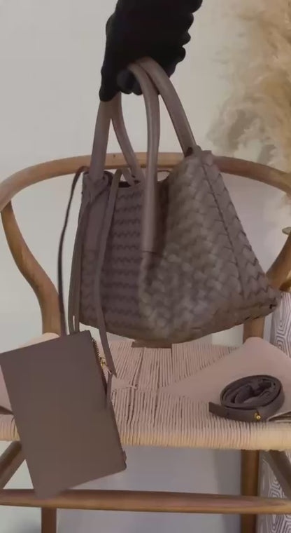 New Collection✨✨✨
BOTTEGA VENETA

25cm
350 dhs🇦🇪

Top quality 
With box🎁

Zain167
♥️♥️♥️