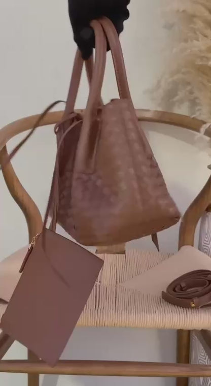 New Collection✨✨✨
BOTTEGA VENETA

25cm
350 dhs🇦🇪

Top quality 
With box🎁

Zain167
♥️♥️♥️