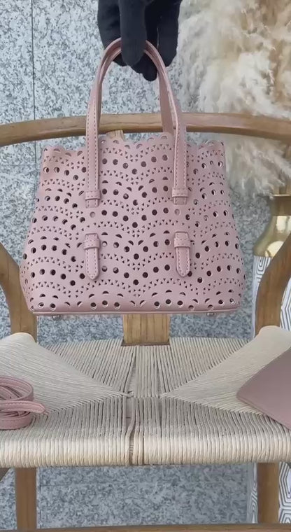 Available again✨✨✨

ALAIA
17cm
300 dhs🪙🌨️

20cm
310 dhs🪙🌨️

Top quality 
With box🎁

Zain167
♥️♥️♥️