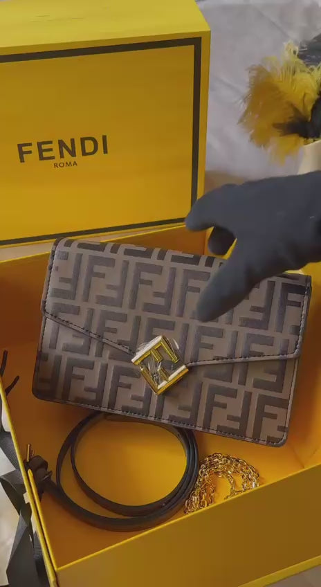 FENDI
21cm
320 dhs🇦🇪
Top quality 
With box🎁

Zain167
♥️♥️♥️