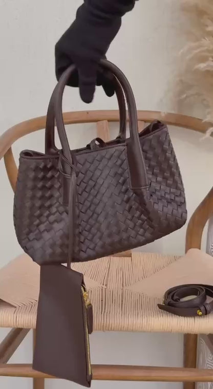 New Collection✨✨✨
BOTTEGA VENETA

25cm
350 dhs🇦🇪

Top quality 
With box🎁

Zain167
♥️♥️♥️
