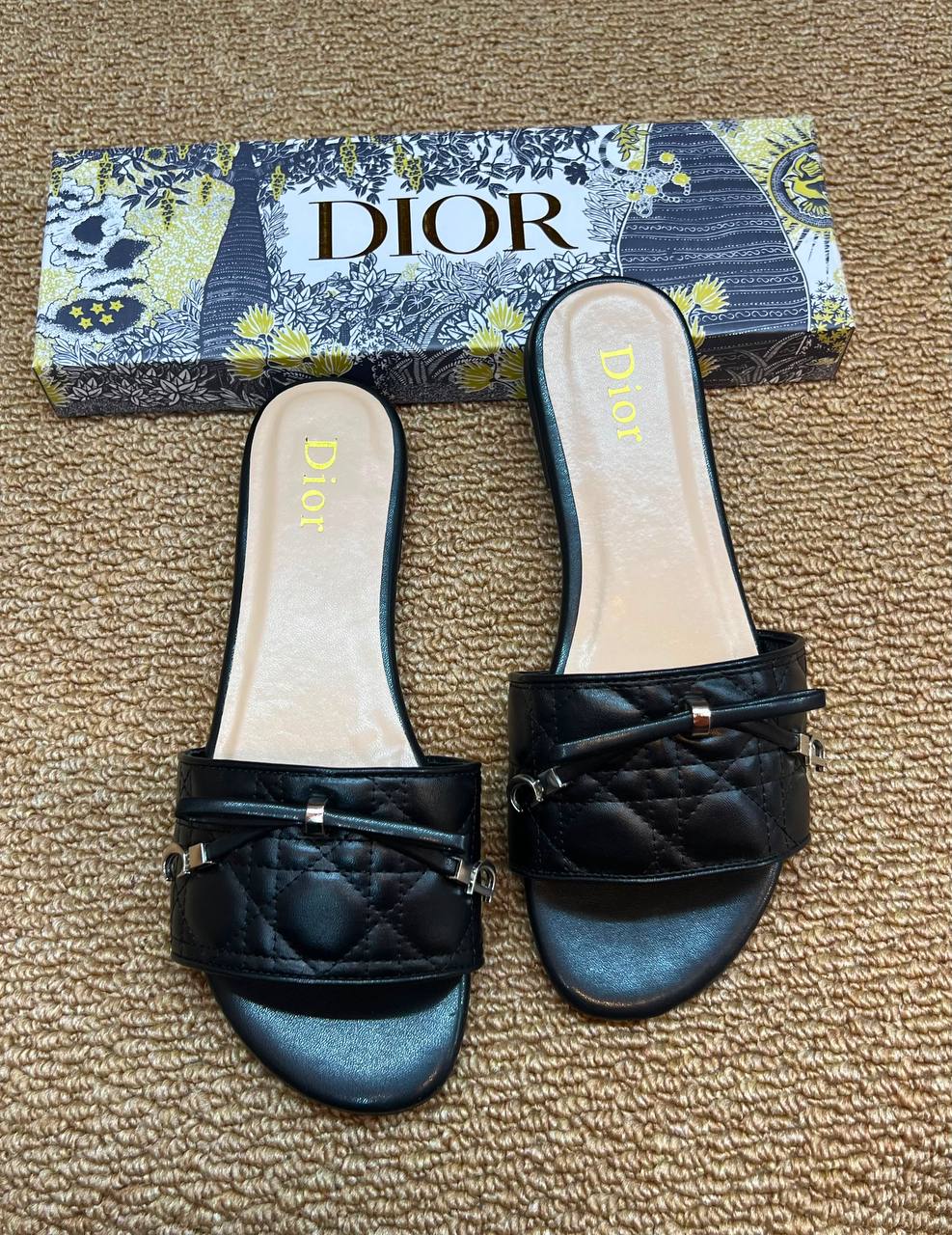 Dior
Size 36 to 41
75 dhs🇦🇪🇦🇪

Zain236
♥️♥️♥️
