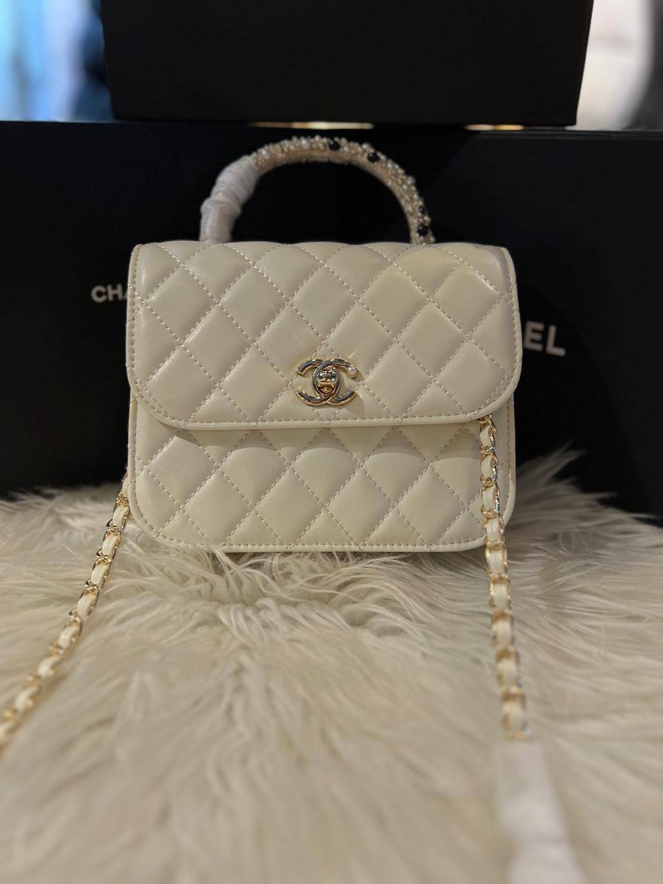 Chanel Clutch 
with chain
Master quality
18cm 

with box🎁🎁🎁

220 dhs🌺

Zain95
♥️♥️♥️