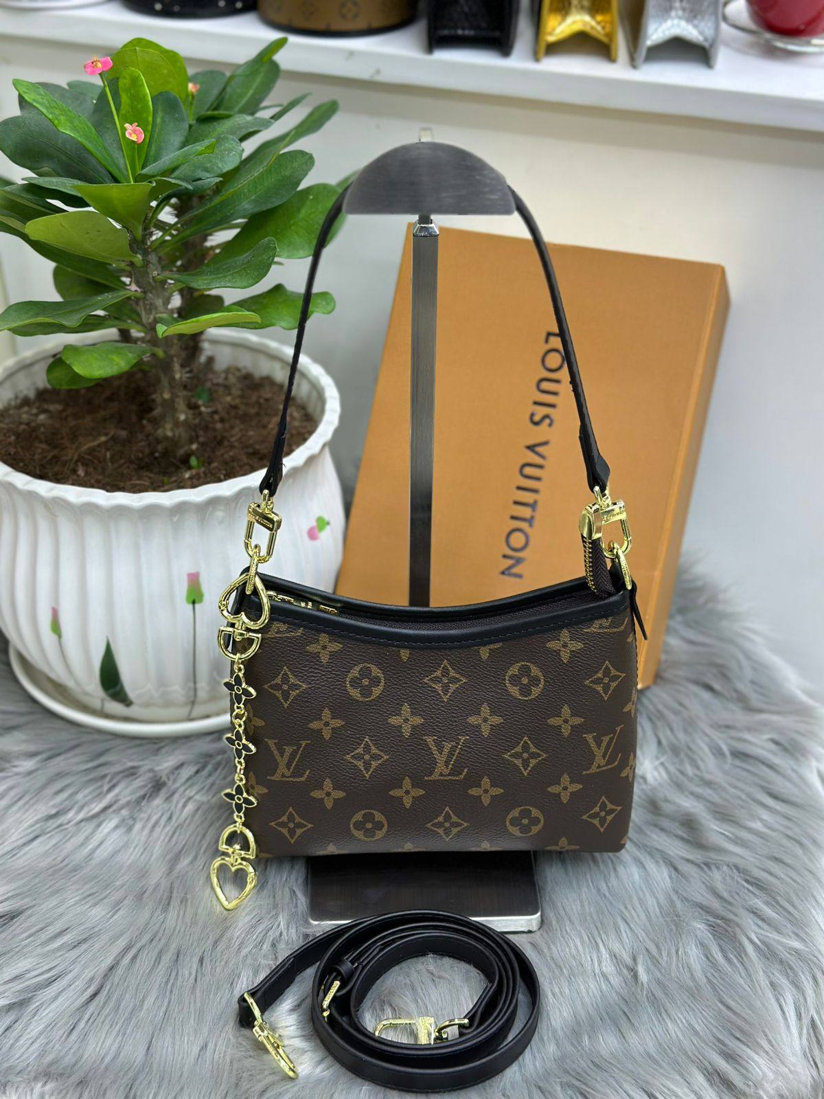 LV
SIZE  ……… 20CM🥰

90 dhs🪙🌨️

with BOX
🎁🎁🎁

Zain244
♥️♥️♥️