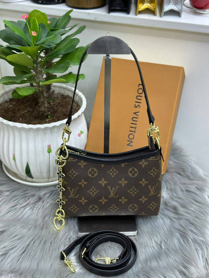 LV
SIZE  ……… 20CM🥰

90 dhs🪙🌨️

with BOX
🎁🎁🎁

Zain244
♥️♥️♥️