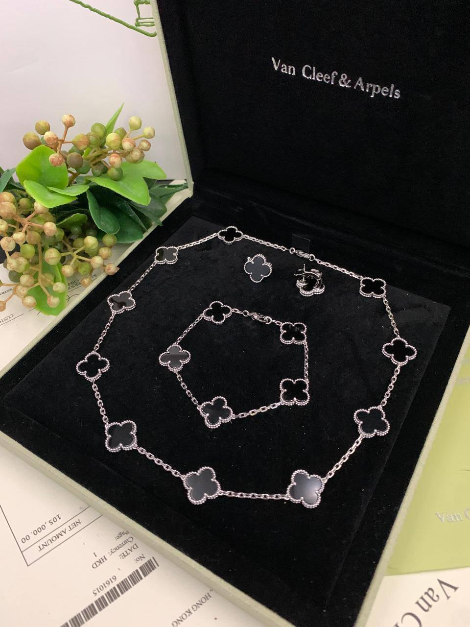 VCA SET
MASTER✨💫
10 FLOWER NECKLACE
5 FLOWER BRACELET
1 FLOWER EARRINGS
WITH BOX AND PAPER BAG🛍️🎁
 230 DHS🇦🇪🇦🇪✨💫
ALL COLORS AVAILABLE

Zain89
♥️♥️♥️