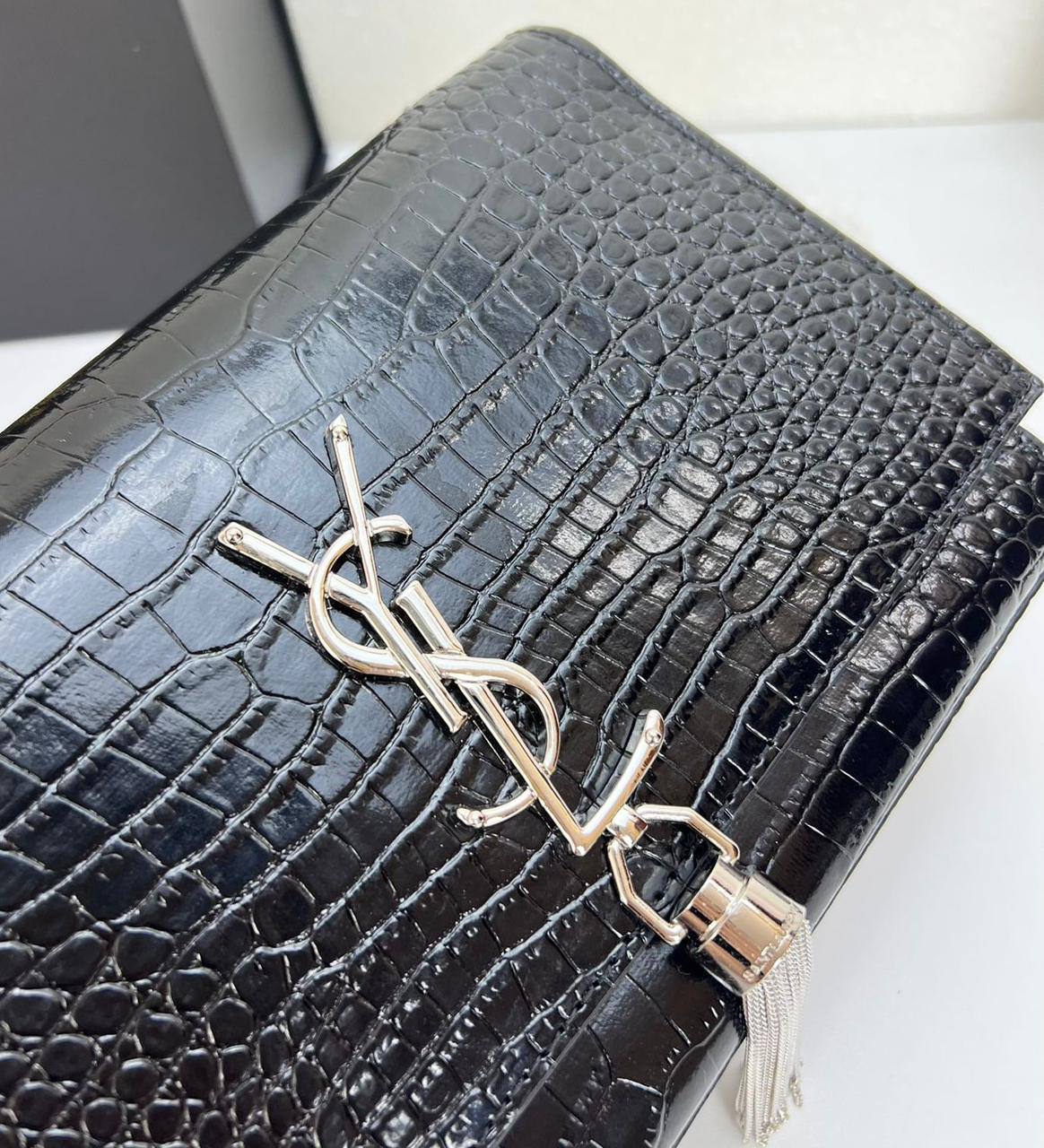 YSL 
GOOD QUALITY 
WITH BOX 
🎁🎁🎁

100 dhs✅

Zain39
♥️♥️♥️