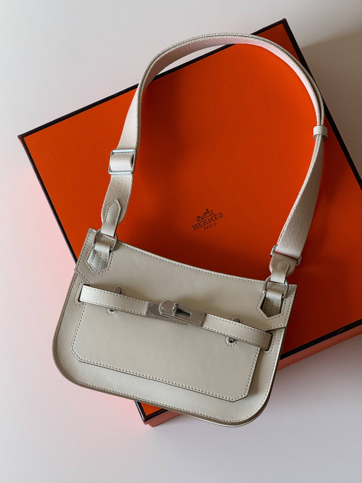 Hermes jypsiere 

22cm💕

master quality😍

with box❤️
380 dhs🇦🇪🇦🇪

Zain52
♥️♥️♥️