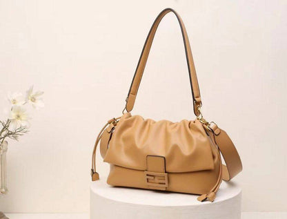 FENDI 
NEW CAME GOOD QUALITY
 
WITH BOX 
🎁🎁🎁

90 dhs🪙🖤
SIZE: 27cm

Zain39
♥️♥️♥️