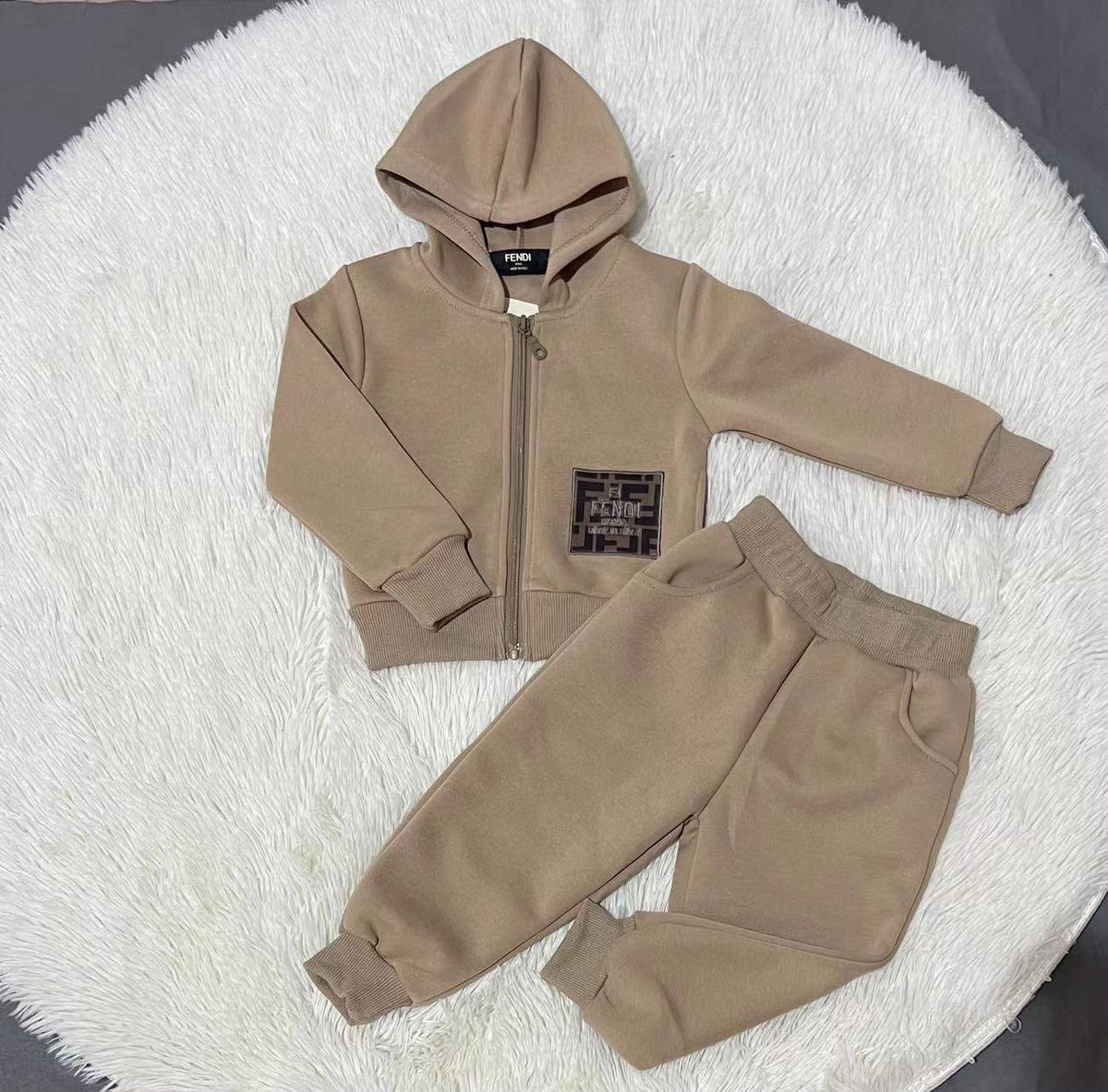 Fendi

1-9y 

120 dhs 

Zain151
♥️♥️♥️