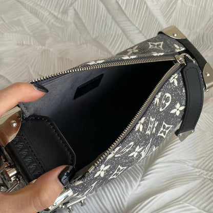 Vuitton Monogram 
Jacquard Denim Side Trunk

For Price 👇 WhatsApp✅
0568585901 
0507557372
0552275751 Owner Zain 👌

Zain71
♥️♥️♥️