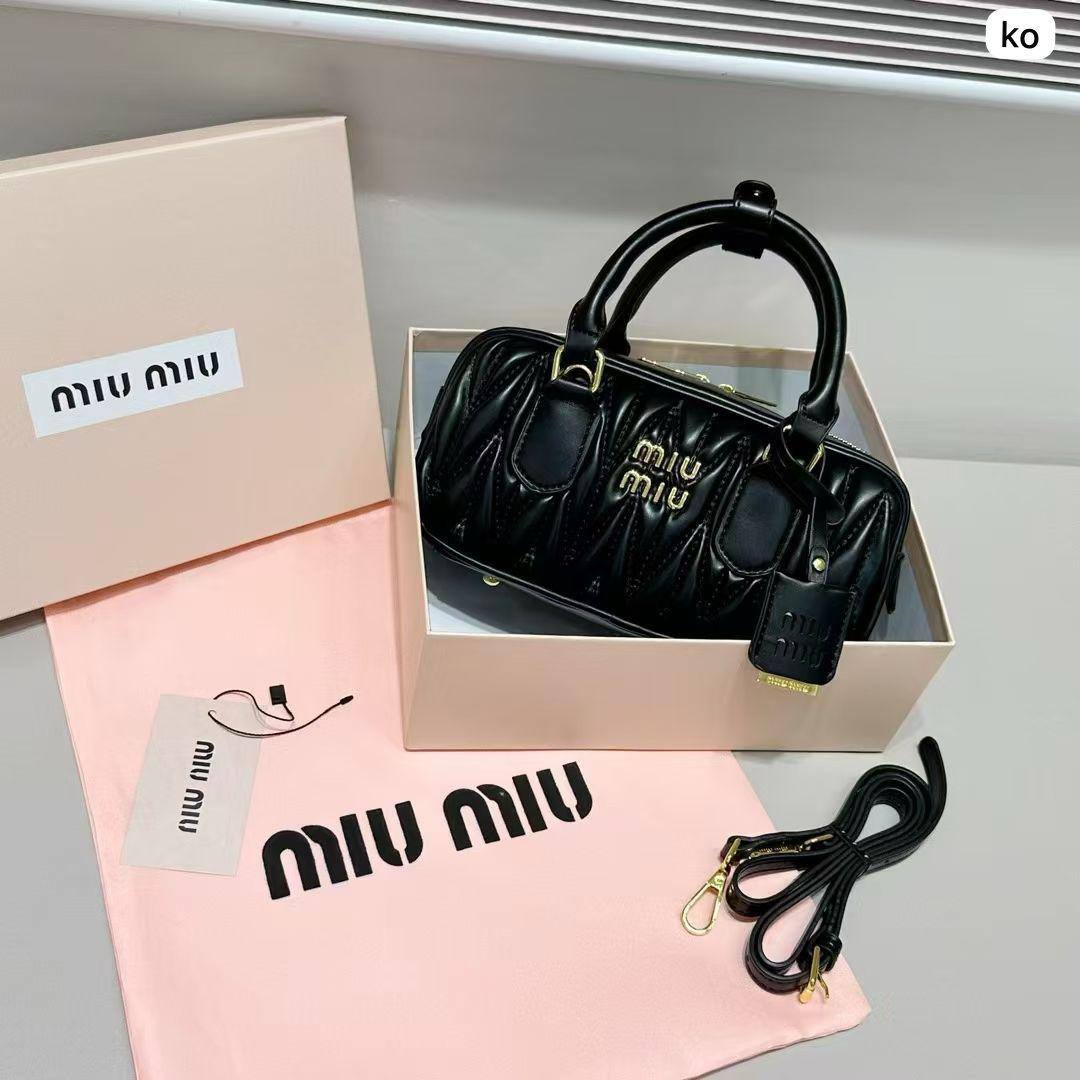 🌸 Miumiu long
1⃣️ First quality +🎁
Size : 22 * 10.5 * 7.5 cm
85 dhs🇦🇪
with box🎁

Zain115
♥️♥️♥️