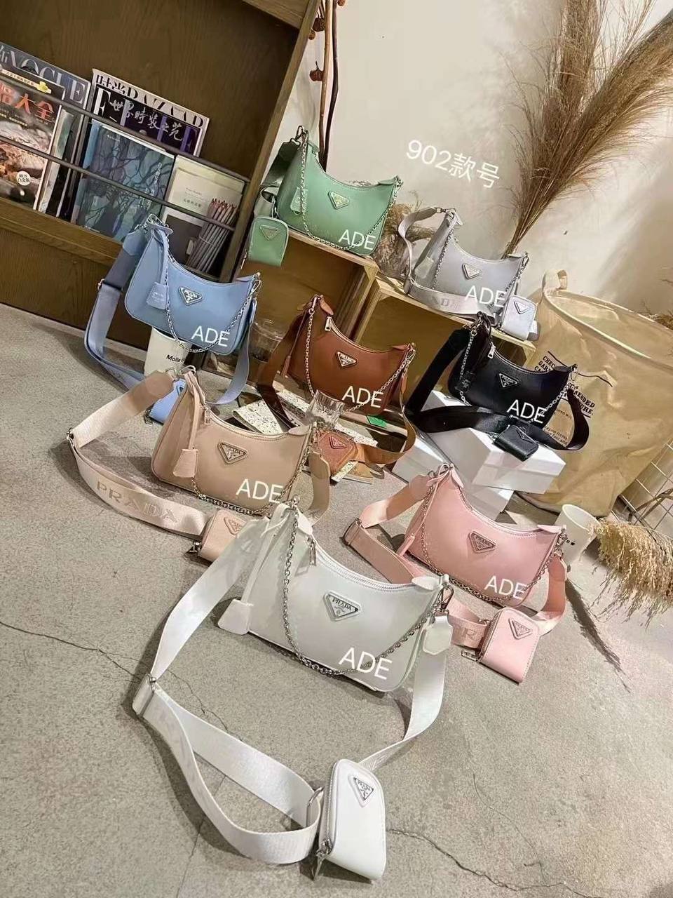 Prada 
With box 
100 dhs🇦🇪🇦🇪

Zain299
♥️♥️♥️