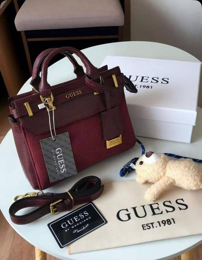 Guess
100 dhs✅
size：22cm
Good-quality 

with box
🎁🎁🎁

Zain35
♥️♥️♥️