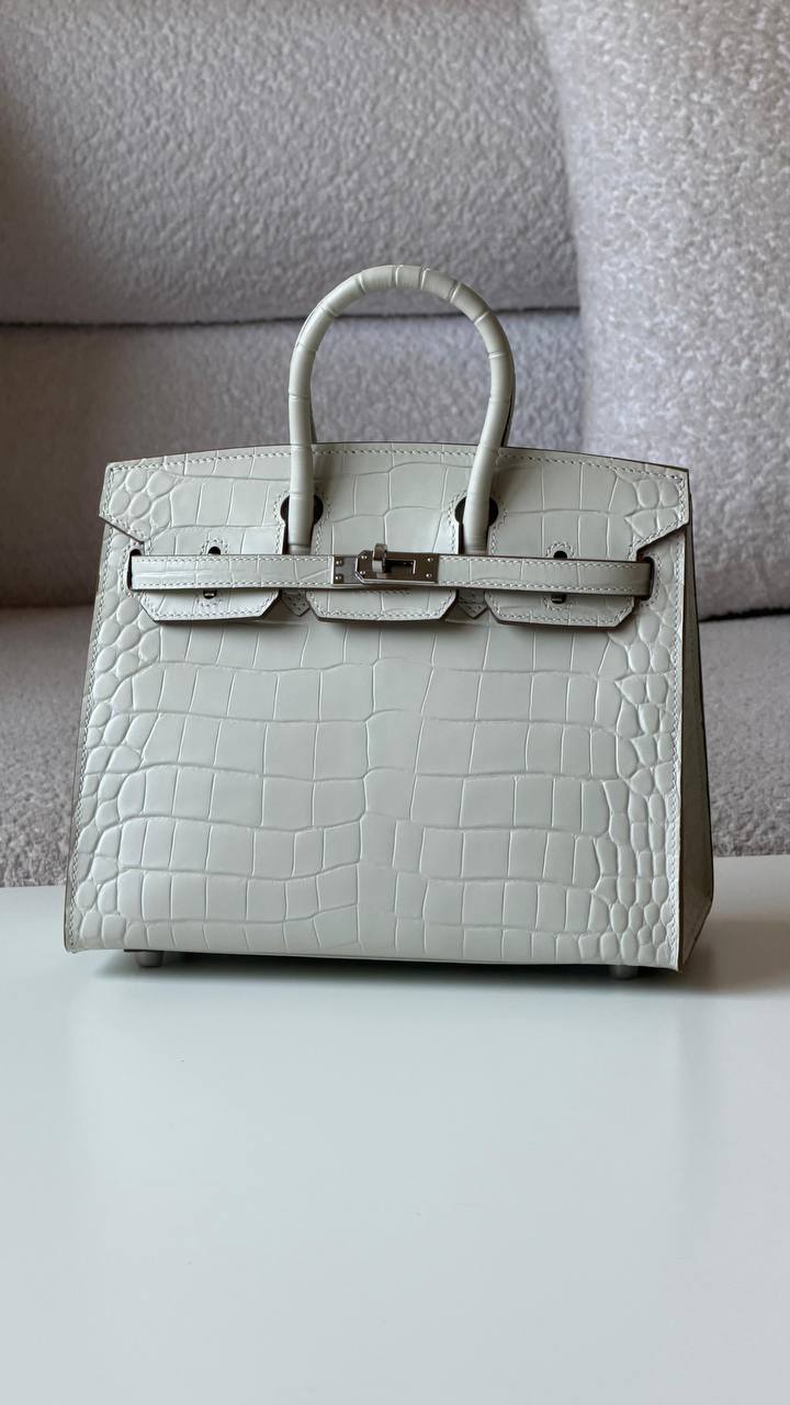 Hermes
Birkin croc 25cm💕master quality😍with box❤️
750 dhs✅

Zain52
♥️♥️♥️