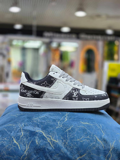 Nike
Size 40 to 44 
110 dhs🇦🇪🇦🇪

Zain27
♥️♥️♥️