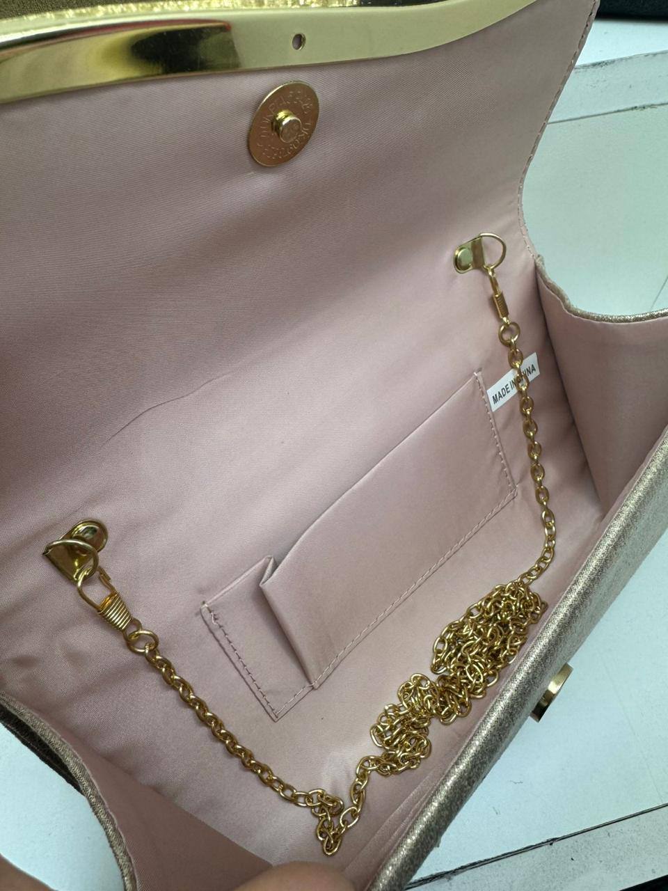 🌟 Wedding clutch bag 
Good quality 
Size: 25 * 11 cm
40 dhs❤️

Zain115
♥️♥️♥️