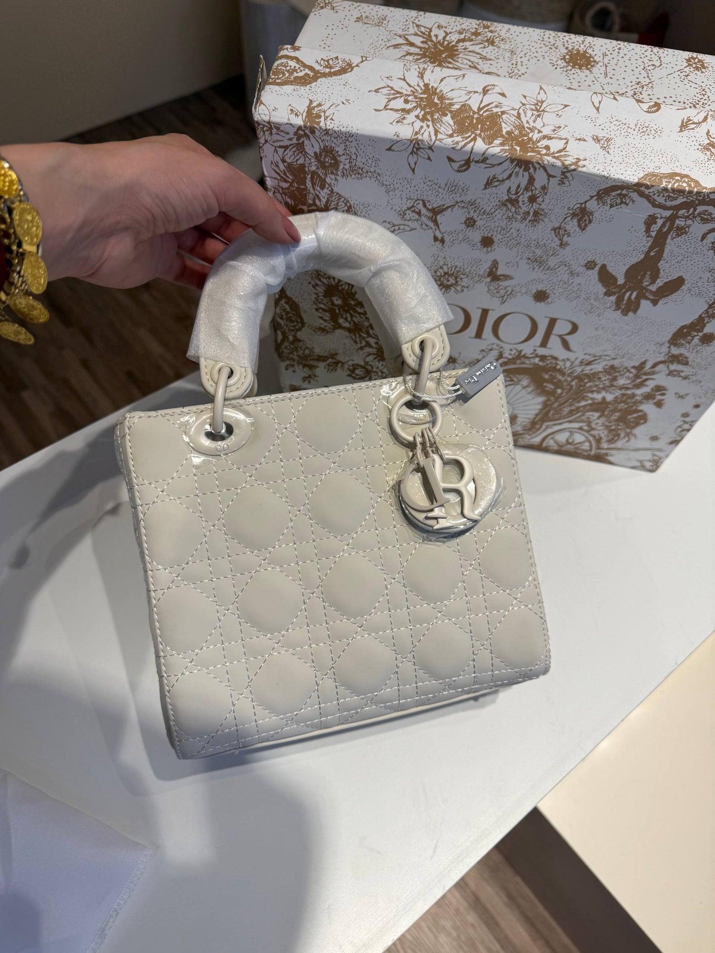 Dior

120 dhs
With box

Zaincornerstore

اطلبوها من الوتس المثبت في الأعلى👆🏻👆🏻

تواصلو معنا 👈🏻 Zain 
For order WhatsApp pinned 👆🏻

♥️♥️♥️