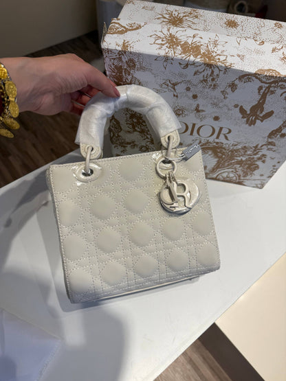 Dior

120 dhs
With box

Zaincornerstore

اطلبوها من الوتس المثبت في الأعلى👆🏻👆🏻

تواصلو معنا 👈🏻 Zain 
For order WhatsApp pinned 👆🏻

♥️♥️♥️