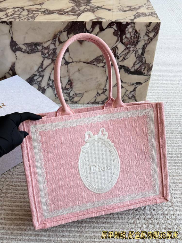Dior Bag 


41Cm  360 dhs🇦🇪🇦🇪

36Cm. 340 dhs🇦🇪🇦🇪

Good Quality

Zain131
♥️♥️♥️