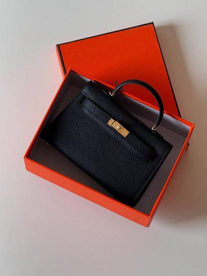 Hermes minikelly ostrich 21cm💕master quality😍with box❤️
350 dhs🪙💕

Zain52
♥️♥️♥️