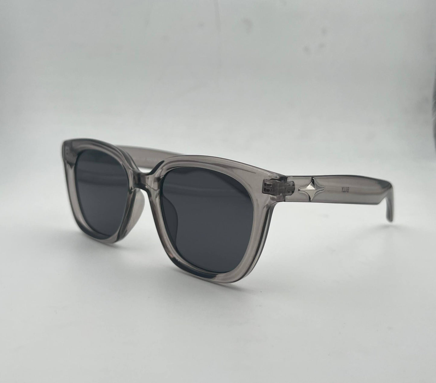 Gentle Monster 
Sunglasses 🕶️ 
good quality 💯
With master box 🗃️ 
50 dhs❣️

Zain273
♥️♥️♥️