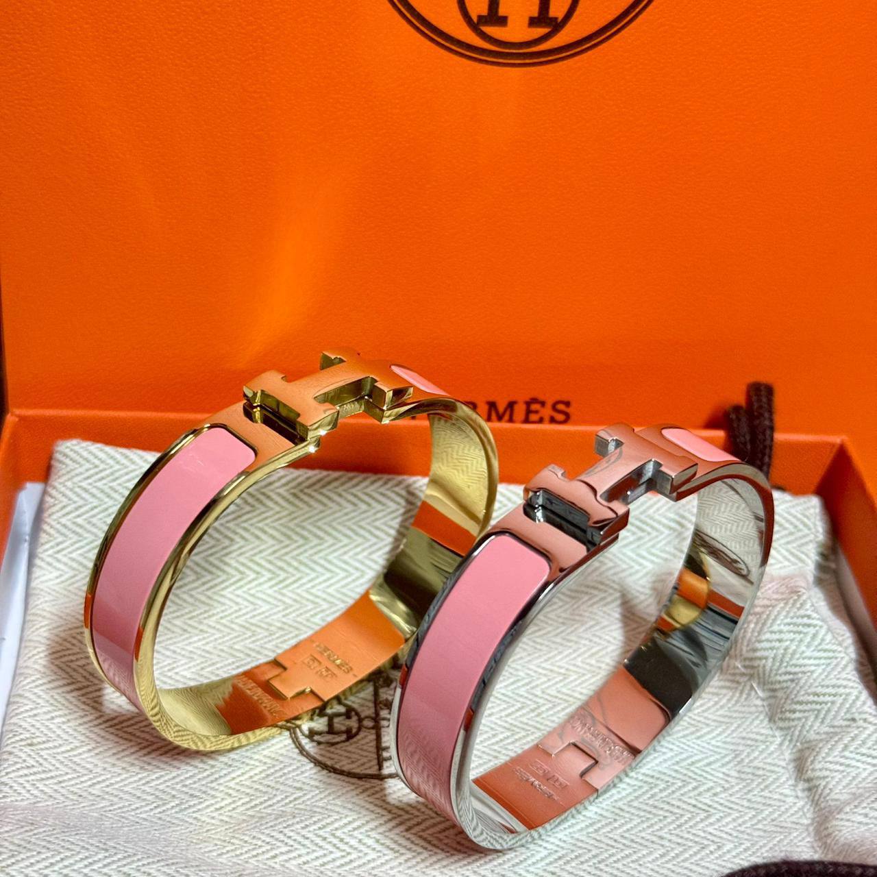 Hermes ❤️‍🔥*
Bangle 💥
Master quality 💯
Size 17,19 available 💁
With normal boxes 📦 
45 dhs🪙🌨️
With master box 🗃️ 
60 dhs🪙🌨️

Zain216
♥️♥️♥️