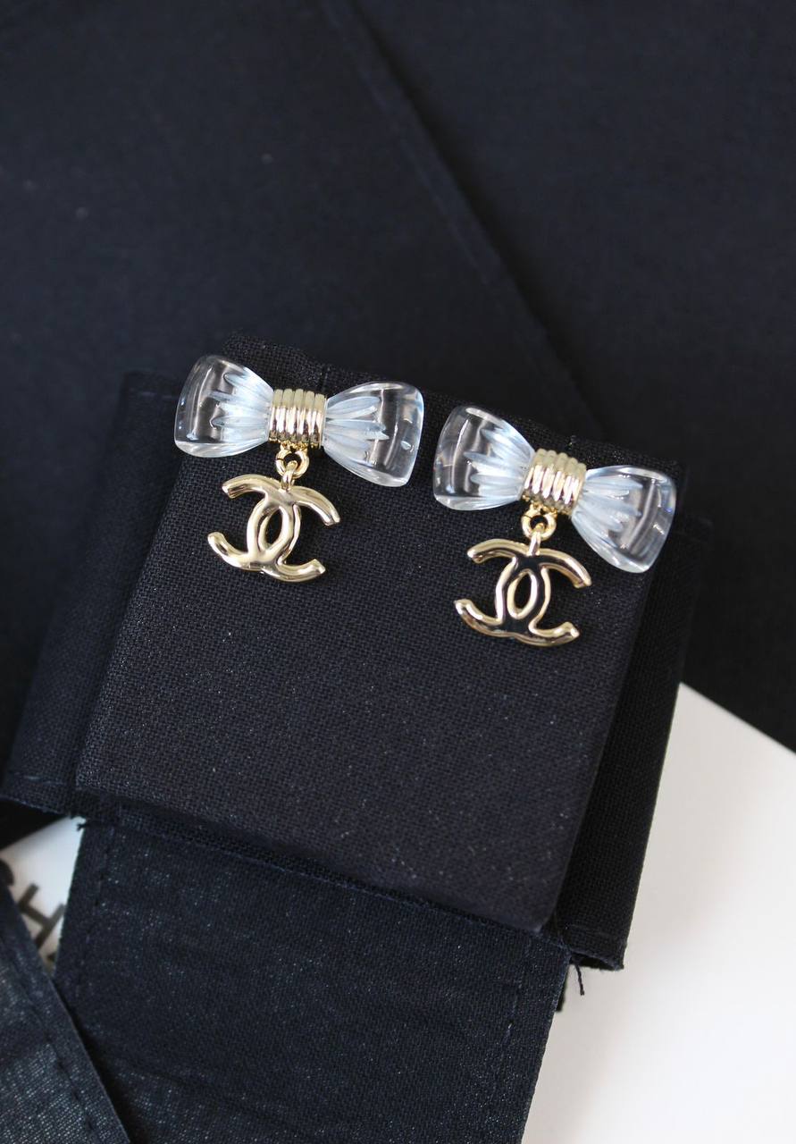 CHANEL 🤍
↗️ *Super Master Quality ®️*
* *New Collection* 
 Chanel the Ribbon 🎀 model Necklace & Earings
Necklace 
105 dhs🪙💕
Earings 
85 dhs🪙💕
Necklace with earings 
*170 dhs🪙💕* with *Normal* Box
*230 dhs🪙💕* with *Orignal* Box

Zain106
♥️♥️♥️