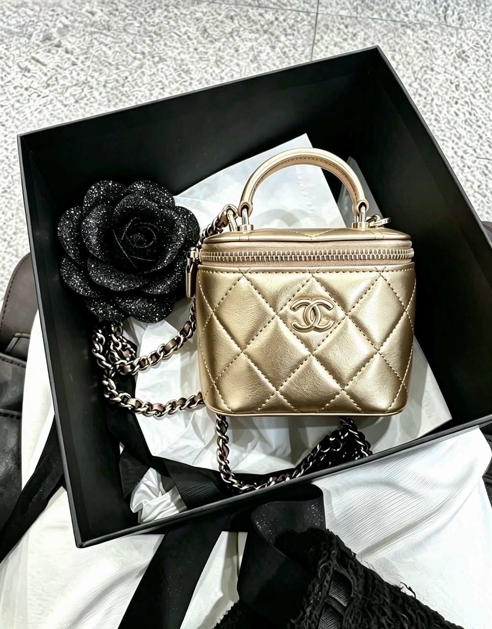 Chanel

100 dhs🇦🇪🇦🇪

SIZE：small

Good-quality 
with box

Zain35 
♥️♥️♥️