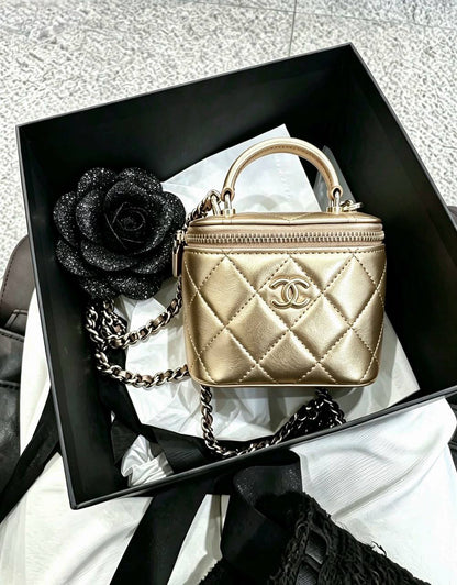 Chanel

100 dhs🇦🇪🇦🇪

SIZE：small

Good-quality 
with box

Zain35 
♥️♥️♥️
