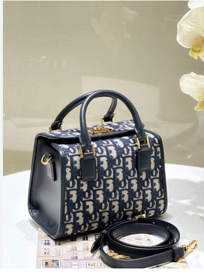 Dior

95 dhs✅

with box
🎁🎁🎁

Zain235
♥️♥️♥️