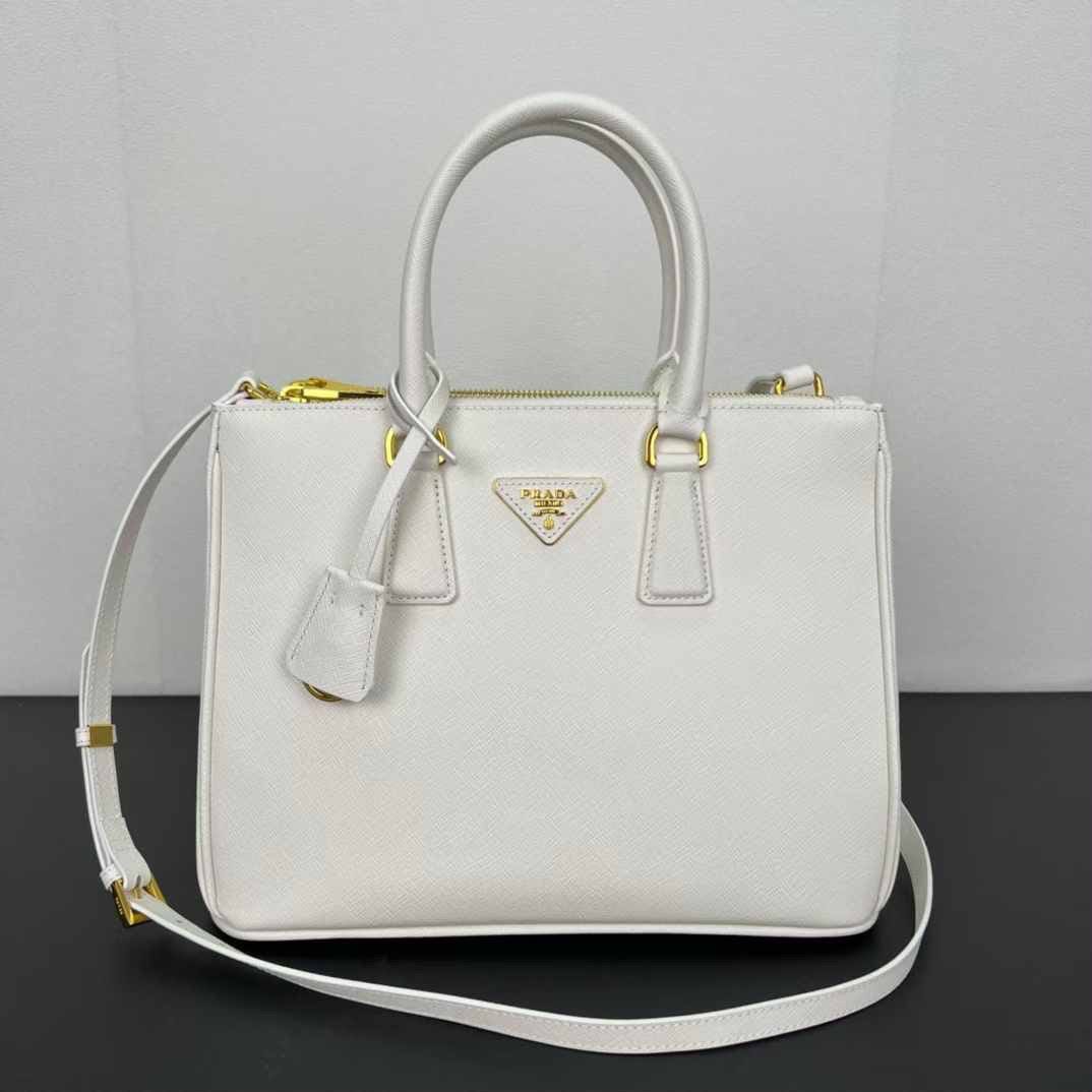 Prada

350 dhs🇦🇪🇦🇪🇦🇪


Zain153
♥️♥️♥️