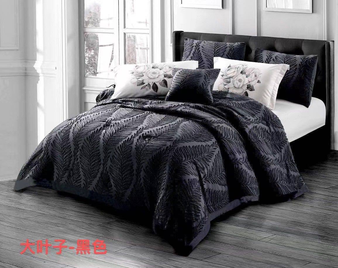 New collection 💥💥💥
Normal 
Embroidered 
Comfort set 
King size comfort 6pcs set 
140 dhs❣️

Zain99
♥️♥️♥️