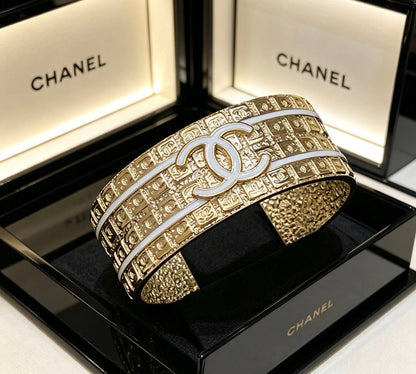 CHANEL❤️‍🔥*
Bangle 🦋
Master quality 💯
With normal boxes 🗃️ 
80 dhs✅
With master box 📦 
100 dhs✅

Zain216
♥️♥️♥️
