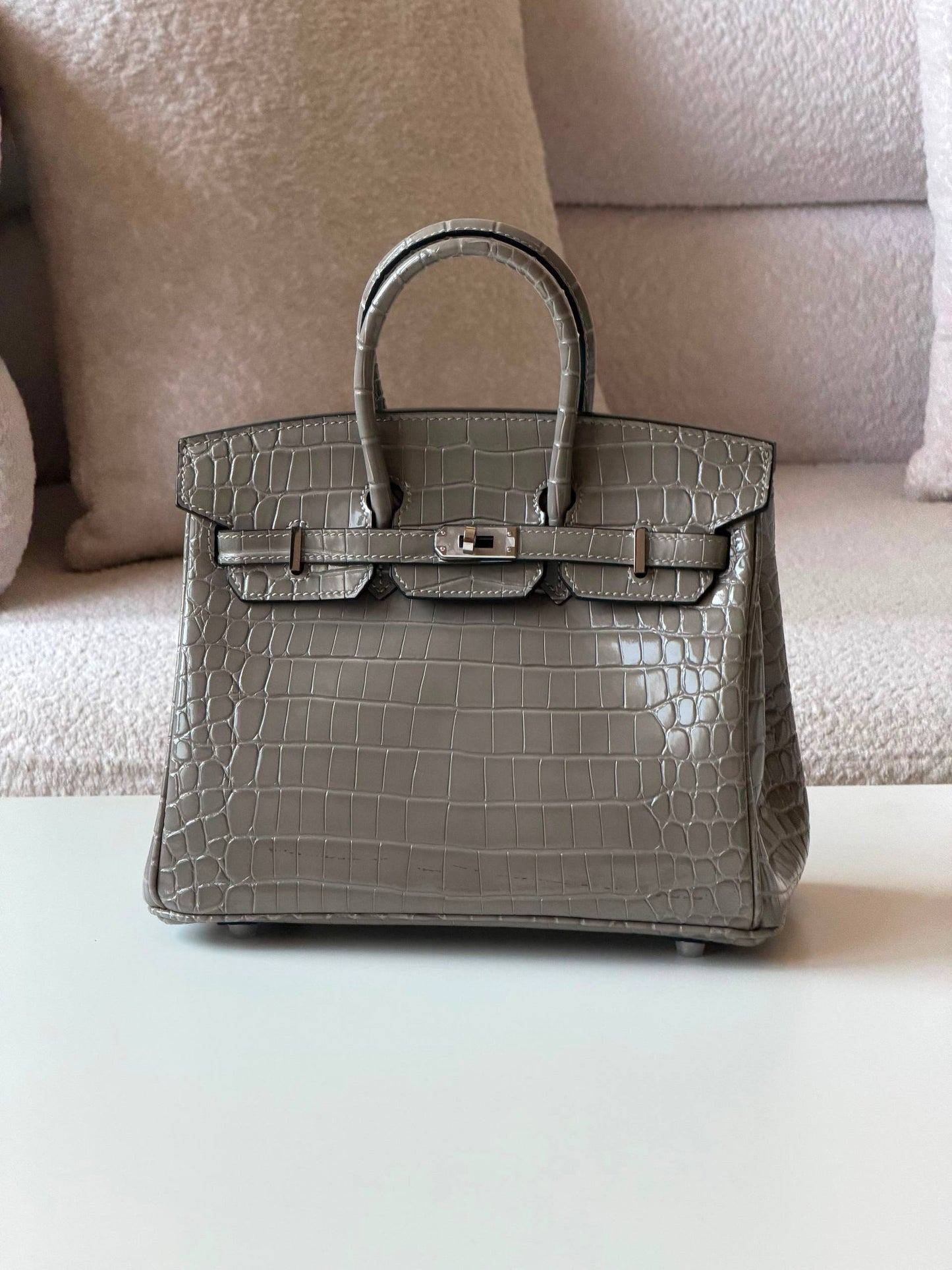 Hermes Birkin croc 25cm💥Master quality ✅with box📦
710 dhs✅

Zain52
♥️♥️♥️