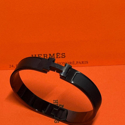 Hermes ❤️‍🔥*
Bangle ✨
Master quality 💯
Size 17,19,21
With normal boxes 📦 
55 dhs❤️
With master box 🗃️ 
65 dhs❤️

Zain216
♥️♥️♥️