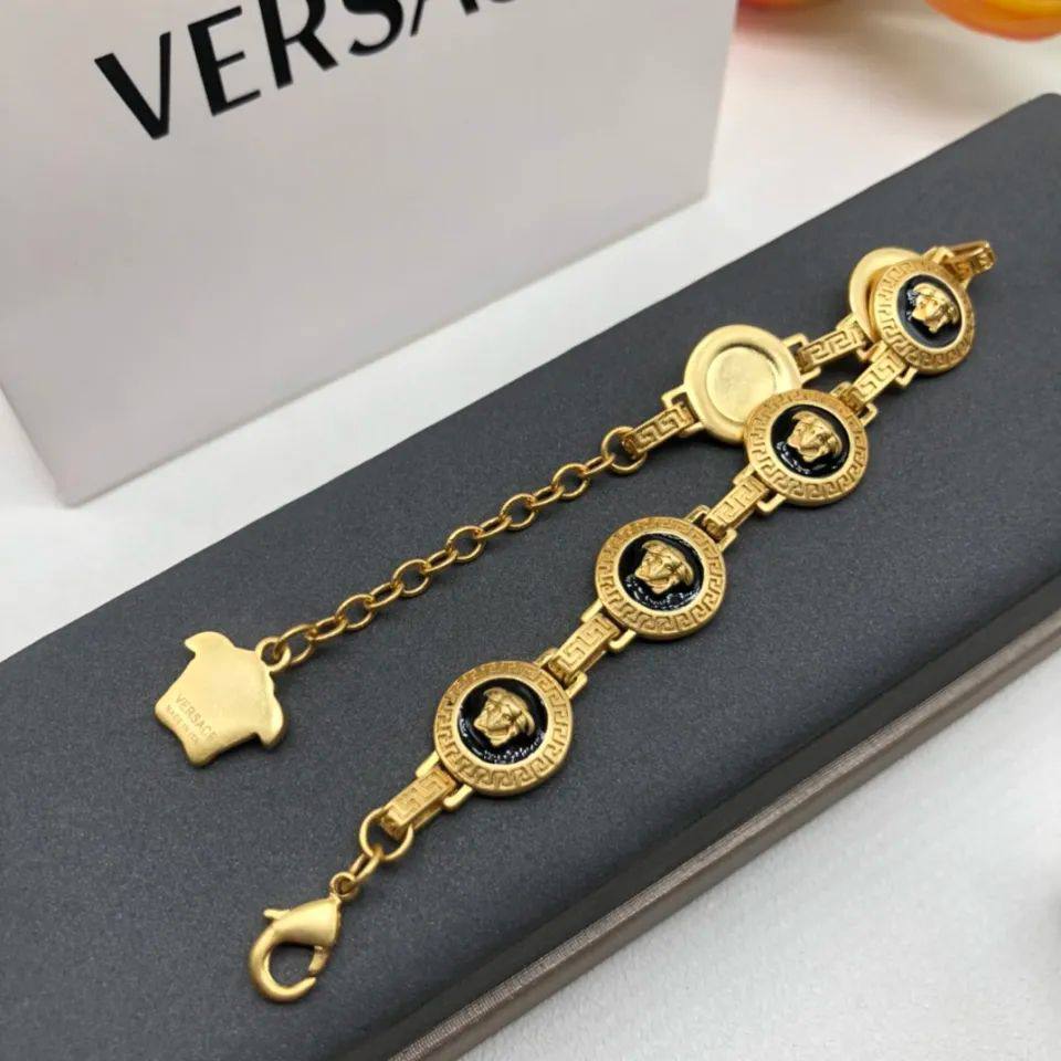 Versace Bracelet* 💐
Master quality 

65 AED normal box 📦

Zain48
♥️♥️♥️