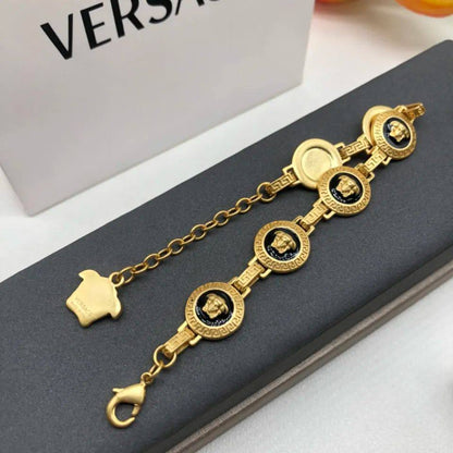 Versace Bracelet* 💐
Master quality 

65 AED normal box 📦

Zain48
♥️♥️♥️