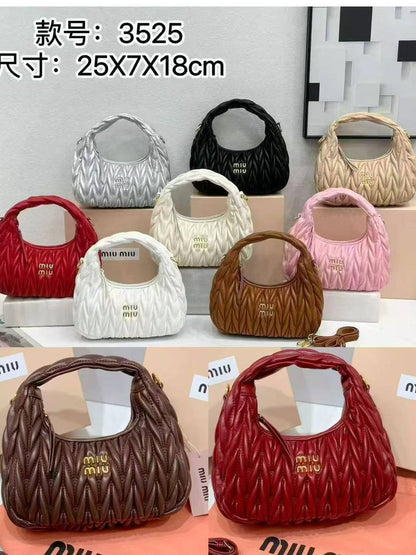 Miu Miu

with box
🎁🎁🎁

95 dhs🪙🌨️

Zain177
♥️♥️♥️
