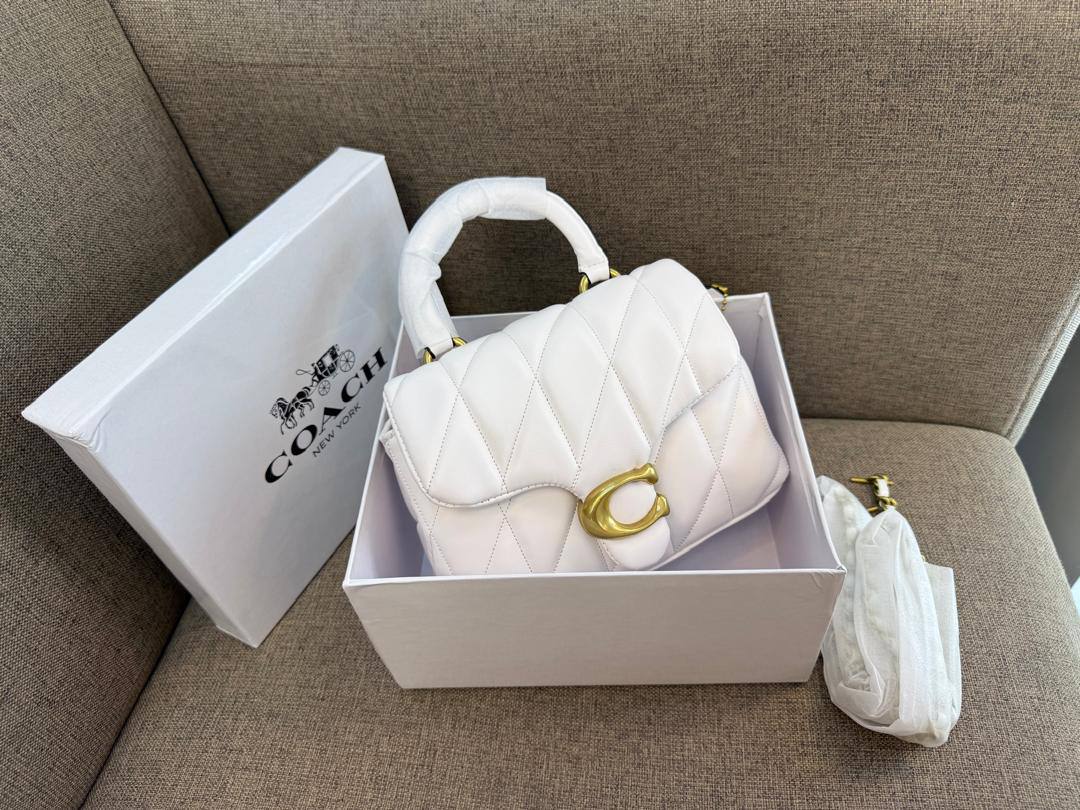 Coach
95 dhs✅

with box
🎁🎁🎁

size 20cm

Zain26
♥️♥️♥️