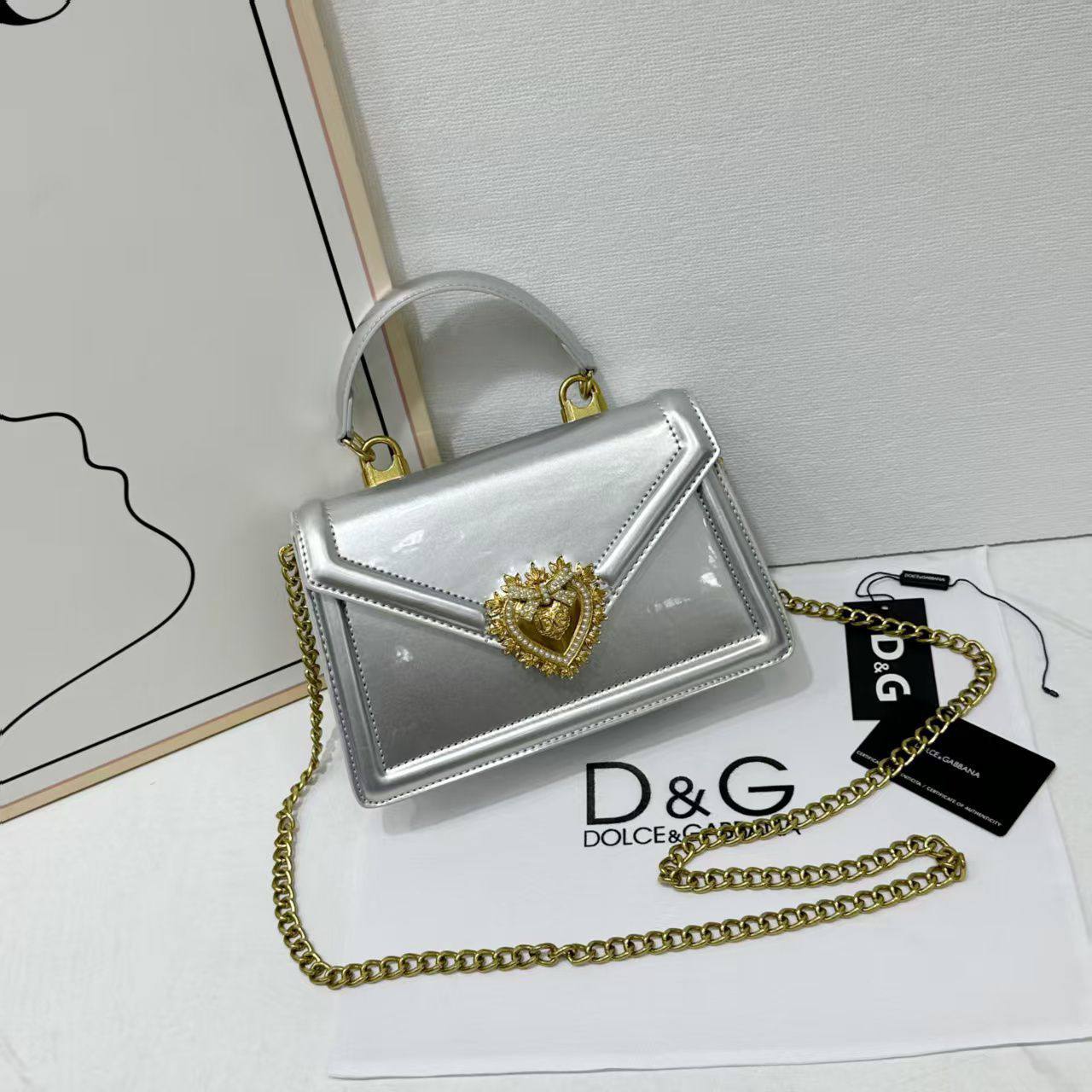D&G
good quality 
with box 
🎁🎁🎁

100 dhs✅

Zain39
♥️♥️♥️