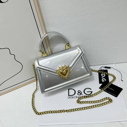 D&G
good quality 
with box 
🎁🎁🎁

100 dhs✅

Zain39
♥️♥️♥️
